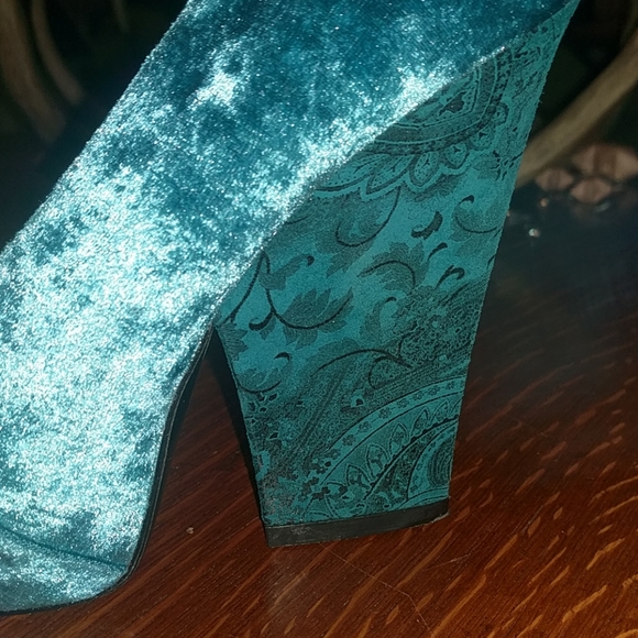 3 For $25 ZINC Turquoise Velvet Shoes. Size 7 - Picture 3 of 4
